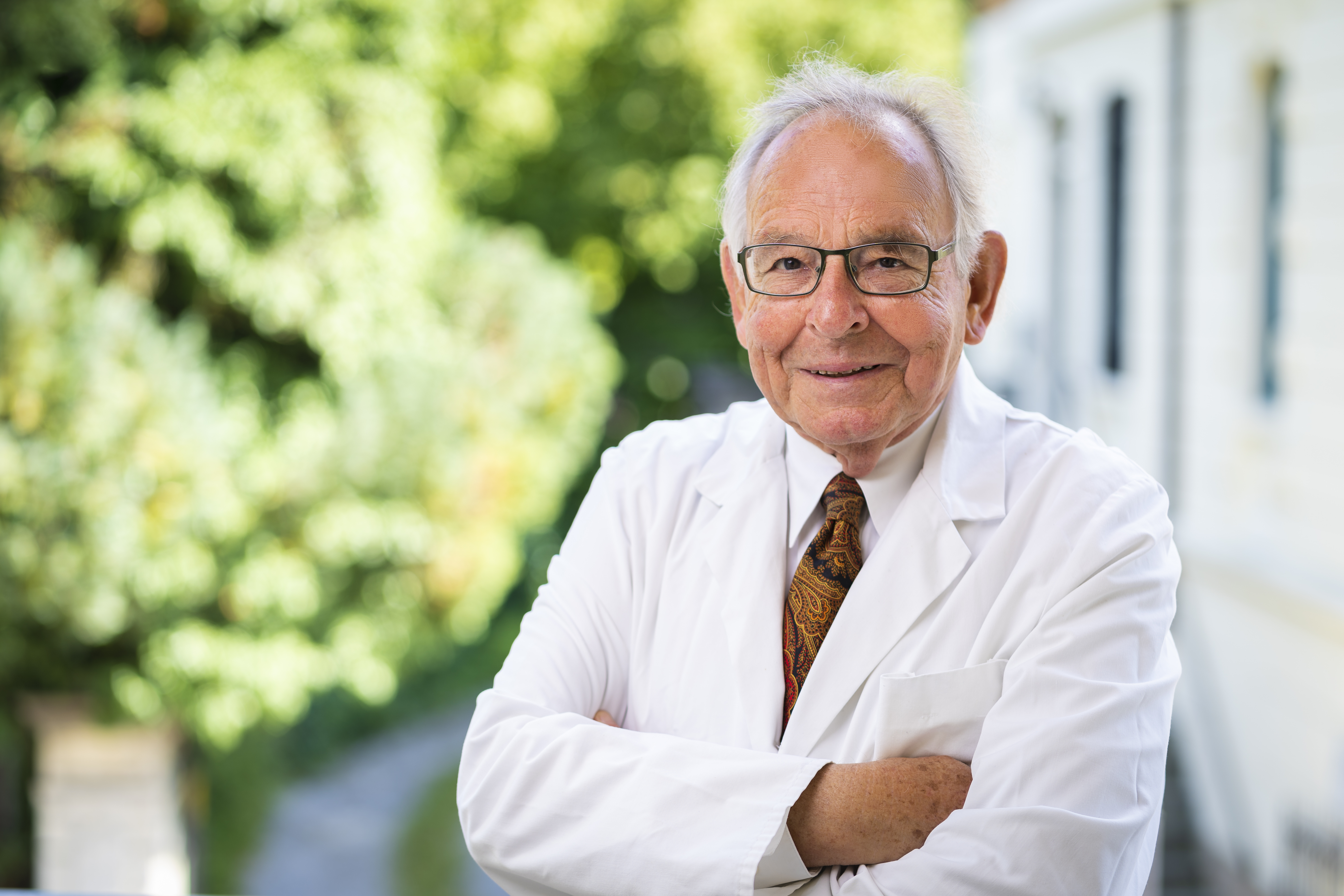 Prof. Dr. Hans Joachim von Büdingen schaut lächelnd in die Kamera.