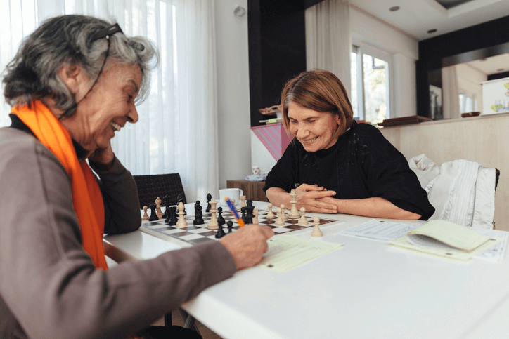 Zwei ältere Frauen in der Pflege-WG